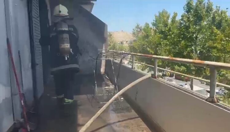 Përfshihet nga flakët një apartament në Vlorë (VIDEO)