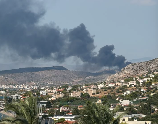 Alarm në Greqi! Zjarri i afrohet bazës detare, raportohen shpërthime