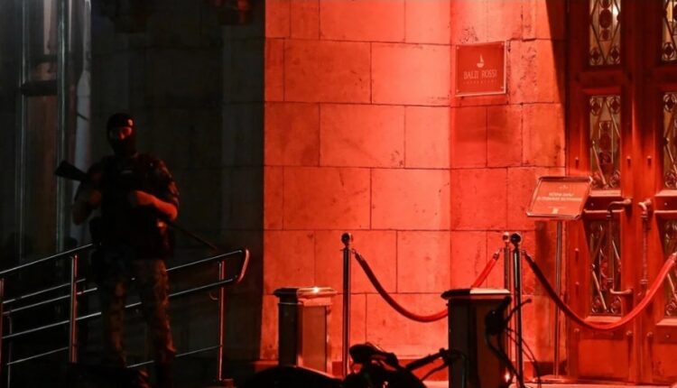 Tre të vdekur dhe dhjetëra të plagosur nga një shpërthim i një bombe pranë një restoranti në Moskë