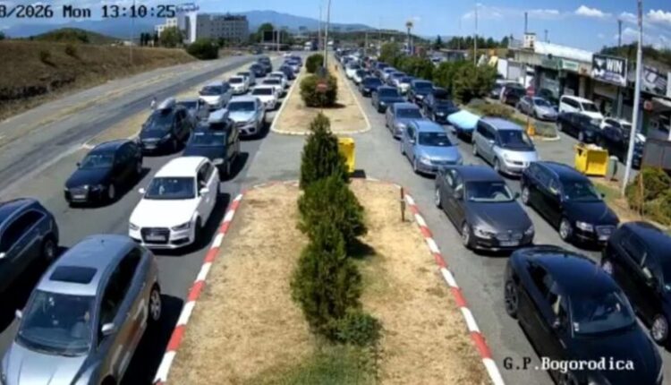 Për 24 orë, mbi 17 mijë persona janë larguar nga Maqedonia e Veriut drejt Greqisë! Kolona të gjata nëpër pikat kufitare