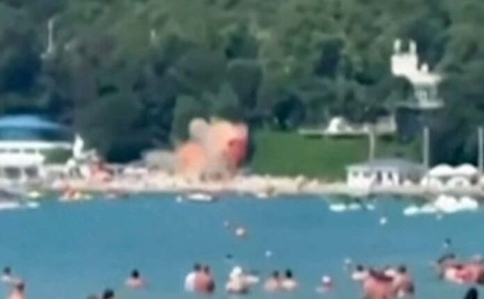 Droni ukrainas rrëzohet në një plazh në jug të Rusisë, humbin jetën 4 pushues, mes tyre edhe një fëmijë (VIDEO)