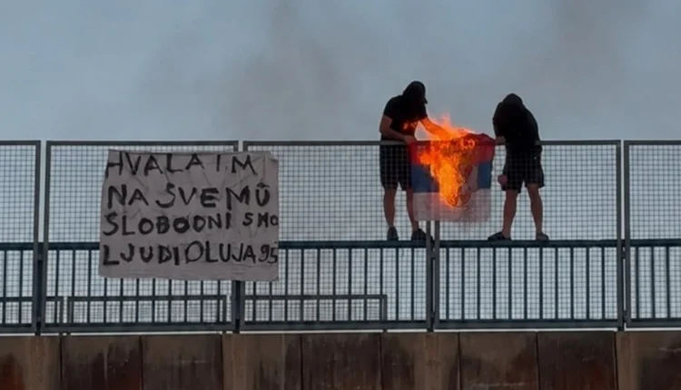 Dy persona i vunë flakën flamurit serb në Kroaci për ta shënuar përvjetorin e operacionit “Stuhia”