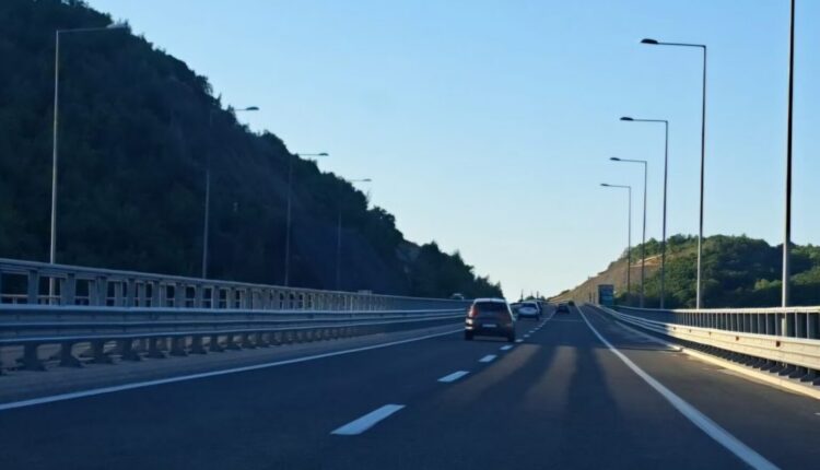 Dy gjoba nga 1.500 euro secila për një qytetar serb që dy herë ka vozitur me mbi 160 km/orë pranë Demir Kapisë