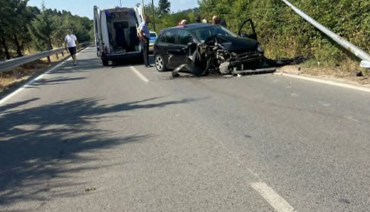 Aksident i rëndë në rrugën Ohër–Shën Naum, vetura përfundon mbi një shtyllë