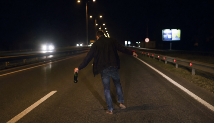 Një burrë i dehur në mes të natës po ecte në mes të autostradës