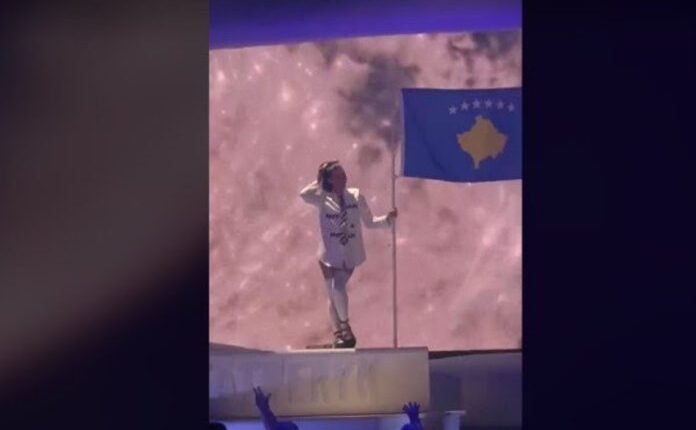 Katy Perry ngre flamurin e Kosovës në skenën e Sunny Hill, publiku shpërthen në ovacione