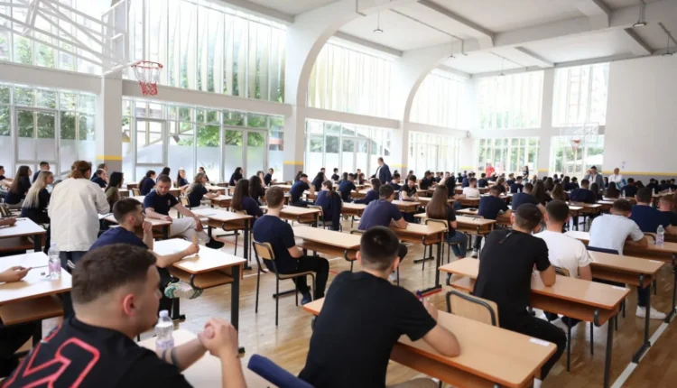 Maturantët u kapën duke përdorur inteligjencën artificiale në provimin e maturës shtetërore