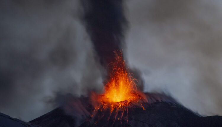 Mali Etna shpërthen përsëri, anulohen rreth 700 fluturime në Sicili