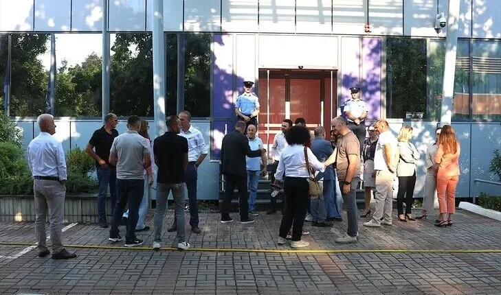 Deputetë të PDK-së dhe AAK-së bllokojnë hyrjen e Qeverisë së Kosovës për “shkelësit e kushtetutës”