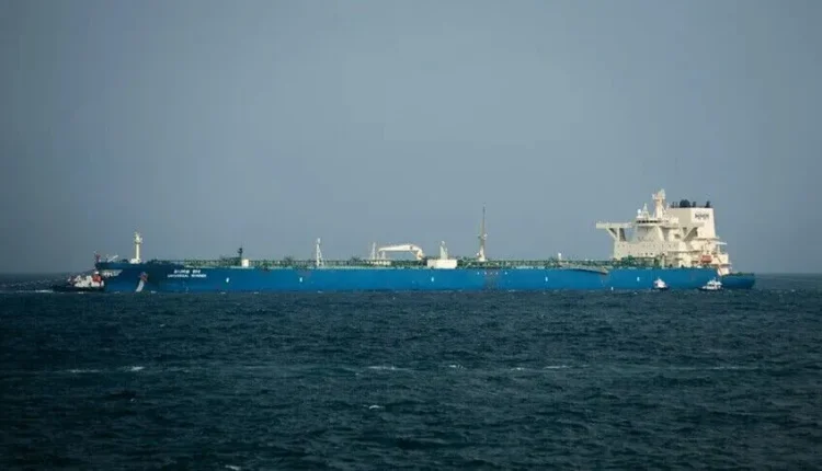 Një tanker goditet nga predhë e panjohur pranë Omanit