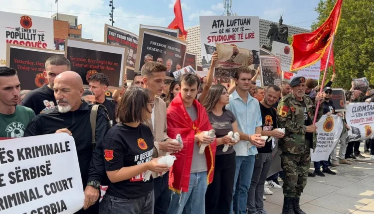 Protesta kundër vendimit të Speciales, studentët lëshojnë pëllumbat e bardhë