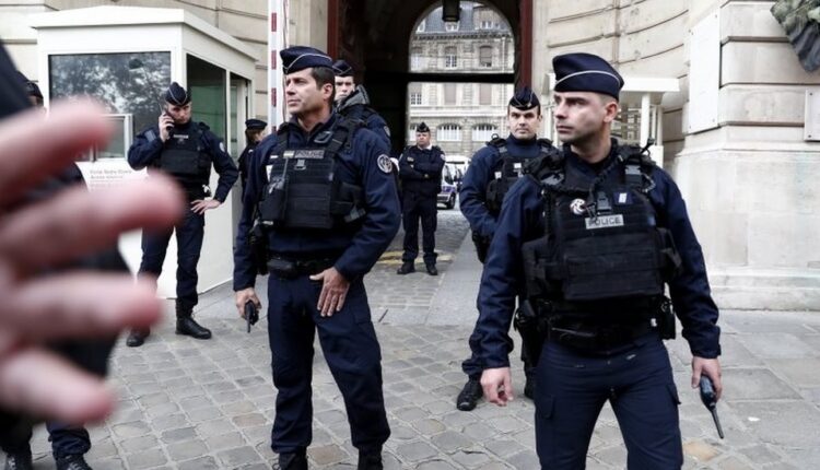 Skandal në Francë/ 4 policë kapen “mat” nga kamerat e trupit: Me Macronin do të bëhemi myslimanë!