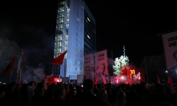 Protestuesit kthejnë reflektorët nga objekti i Qeverisë  Votojeni ligjin për Dhomat e Specializuara  durimi ynë po mbaron