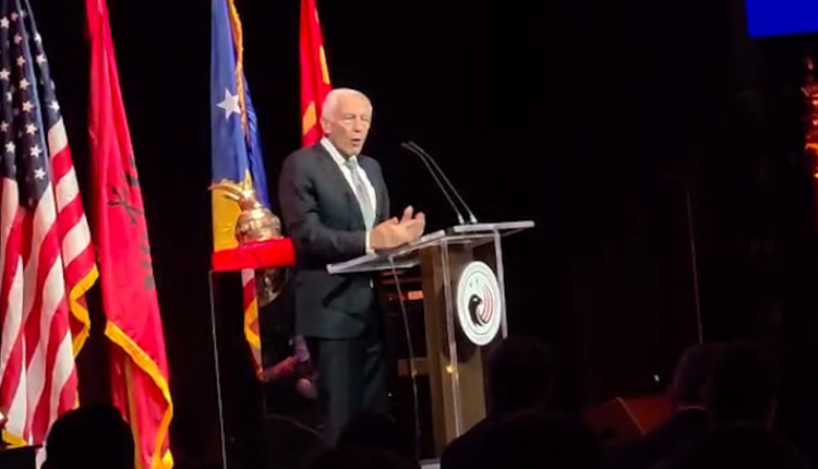 “Kudo që shkoj ka shqiptarë që më qerasin,” Wesley Clark: Ndihem si pjesë e familjes! Ishte guximi juaj që solli ndryshimin në Kosovë
