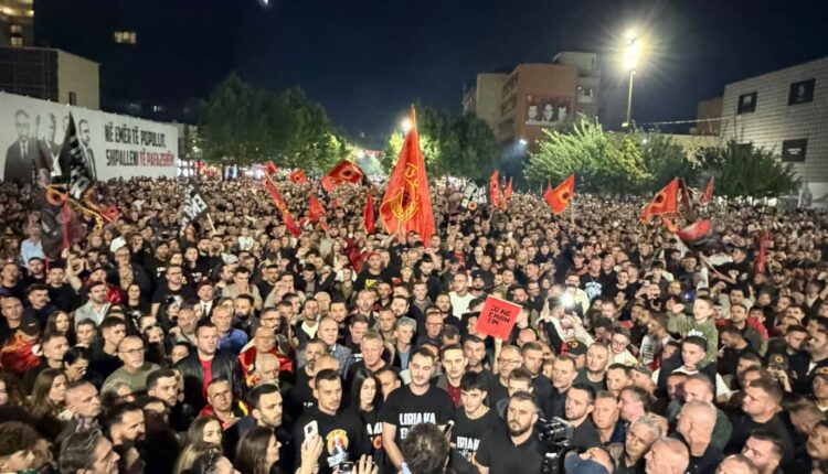 Ambasada e SHBA paralajmëron për të dytën herë brenda ditës shtetasit e saj për protestat: Evitoni turmat, mund të eskalojnë shpejt