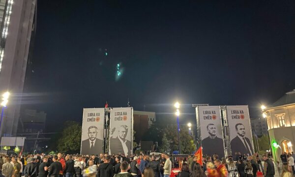 Nis protesta para Qeverisë, qytetarët brohorasin “UÇK, UÇK” Nis protesta para Qeverisë, qytetarët brohorasin “UÇK, UÇK”