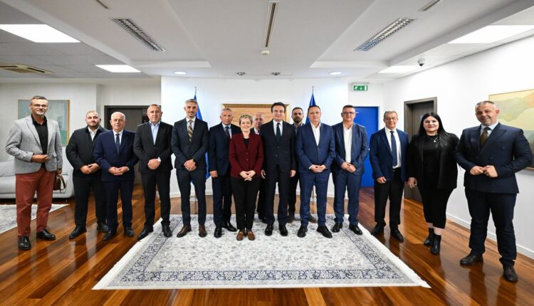 Kurti njofton se është arritur marrëveshja për “Koalicionin Shqiptar” për zgjedhjet në Serbi