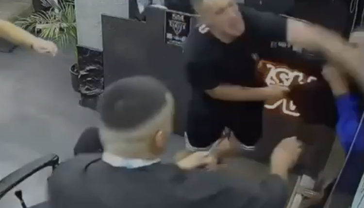 Plagosja me thikë e 3 të rinjve në Sarandë, dalin pamjet nga sherri (VIDEO)