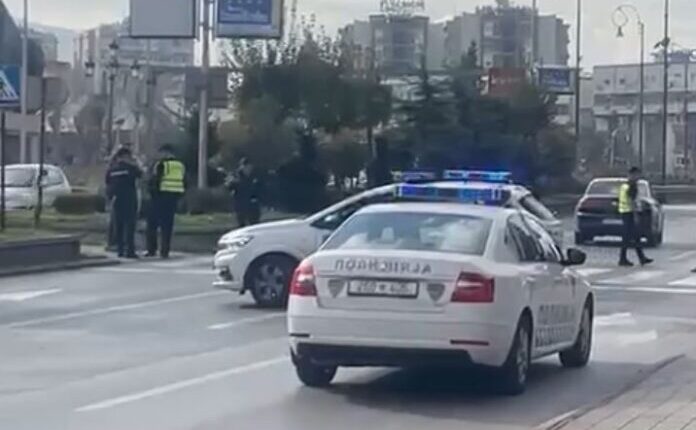 Makina godet një person në karrocë invalidësh në Shkup