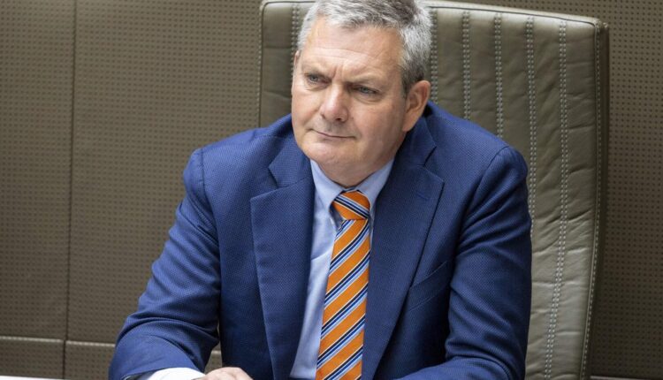 Deputetit belg i bllokohet dera, kalon natën në tualetin e Parlamentit