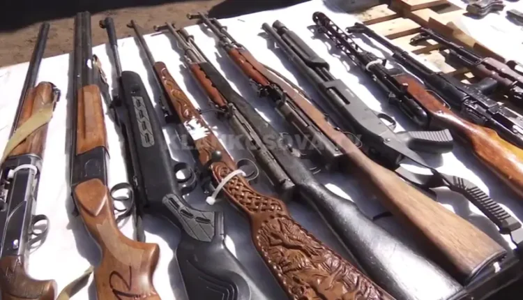 Sekuestrohet arsenal armësh e municion në Gjilan, arrestohen dy persona