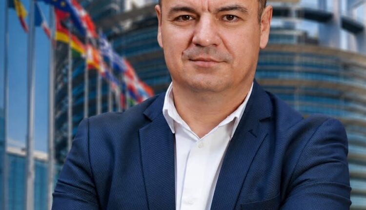 Aco Velkovski me mesazh emocional për prindërit: “Mjaft! Fëmijët tanë po ikin, ndërsa neve na mbeten shtëpitë bosh”