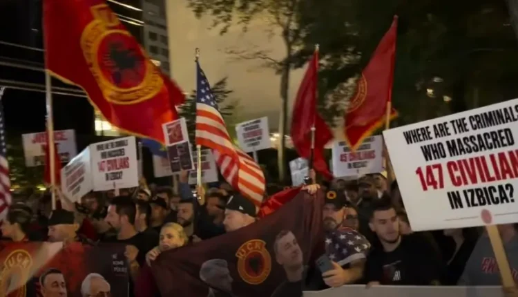“Nuk dënohen çlirimtarët, ata janë heronj”, protestohet para selisë së OKB-së kundër vendimit të Hagës (VIDEO)