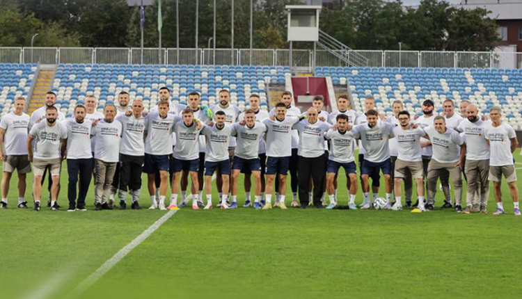 “Drejtësi për çlirimtarët”, futbollistët e Kosovës veshin bluza në mbështetje të ish-drejtuesve të UÇK-së