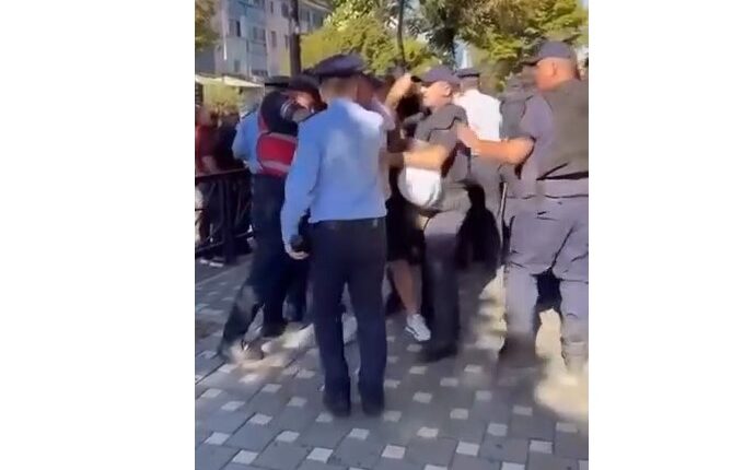 Polici goditi të shoqëruarin gjatë tubimit të sotëm në Tiranë, Hita pezullon nga detyra efektivin