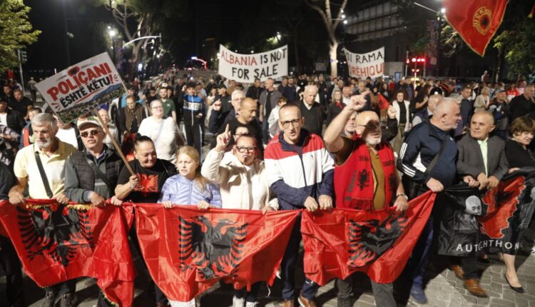 “Dorëheqje”, protestuesit 120 ditë në shesh, thirrje për largimin e qeverisë