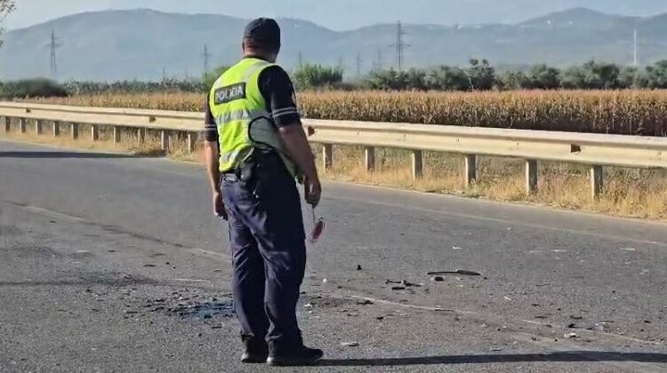 Aksident i 5-fishtë në autostradën Durrës-Tiranë! Humb jetën një 45-vjeçar, automjeti i tij u përplas me kamionin