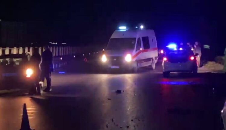 Përplasen tre automjete, humb jetën një person, dy të tjerë përfundojnë në spital