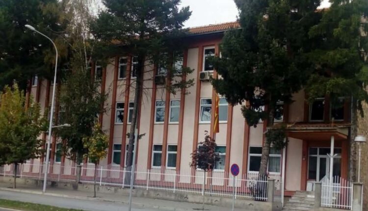 Skenë shokuese në Kërcovë/ 73-vjeçarja sulmon 2 fëmijë me dru dhe i ndjek me thikë!