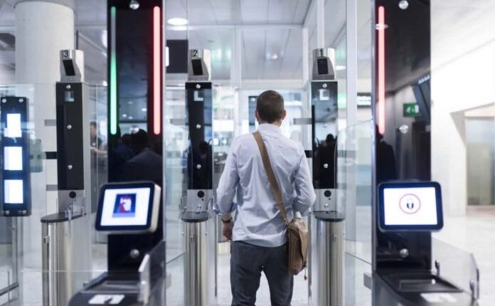 Alarm në kufijtë e BE-së: Rikthehen kontrollet biometrike, pritje më të gjata dhe kaos për udhëtarët!