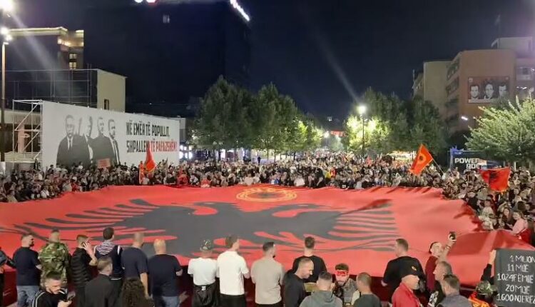 Protestë në Prishtinë, qytetarët valëvisin flamurin gjigand të UÇK-së (VIDEO)