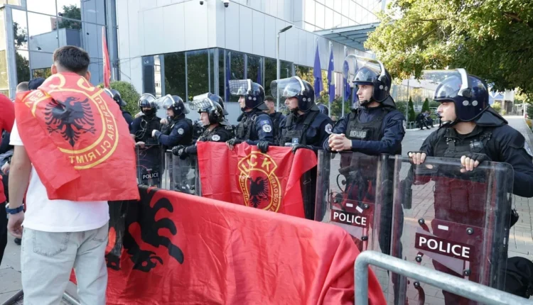 Policia përgënjeshtron pretendimet se qytetarët po ndëshkohen për simbolet e UÇK-së: Janë dezinformata