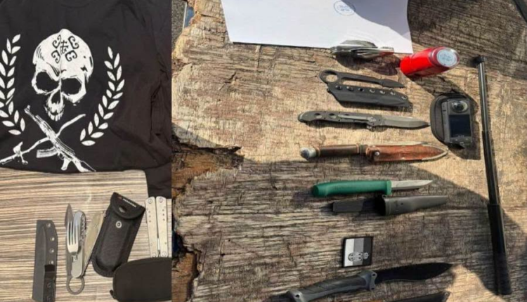 Jarinje: Policia arreston dy serbë, kishin thika e bluza me simbole nacionaliste në veturë