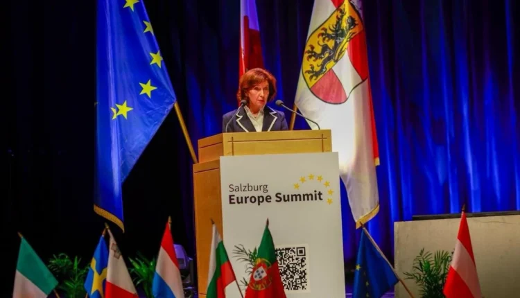 Siljanovska-Davkova: Asnjë vend evropian nuk ka mbajtur barrë më të rëndë se vendi ynë, ndryshuam flamurin, emrin dhe kushtetutën