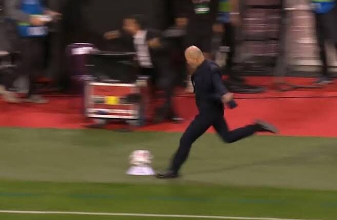 Zidane “çmendet” pas golit të Olises, godet topin nga gëzimi (VIDEO)