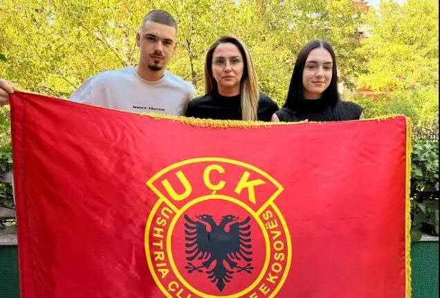 “Nën hijen e këtij flamuri, gjithmonë krenarë, gjithmonë të fortë ”, mesazhi i Shqipe Selimit një ditë pas vendimit të Hagës