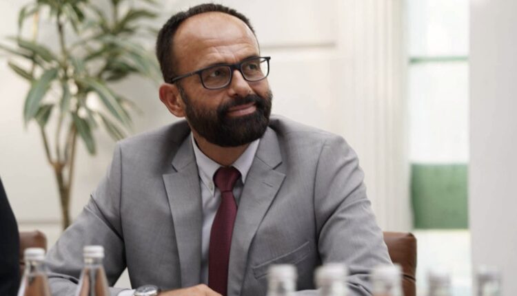 Shasivari si ambasadori Meidani: “Do të flitet shqip o taj”, mesazhi që frymëzoi studentët dhe shqiptarët