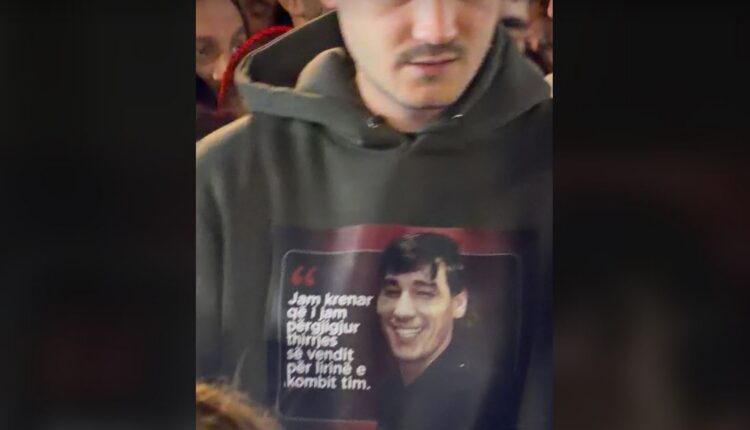 Klestori sërish në protestë, ka një mesazh të fuqishëm në bluzën e tij