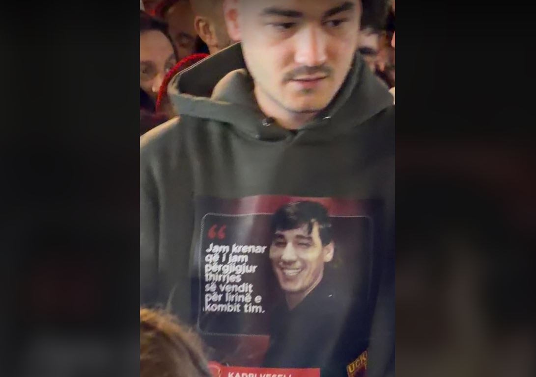 Klestori sërish në protestë  ka një mesazh të fuqishëm në bluzën e tij