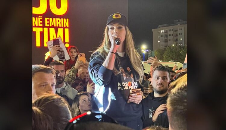 “Jo në emrin tonë!”, Leonora Jakupi me fjalim të fuqishëm nga sheshi