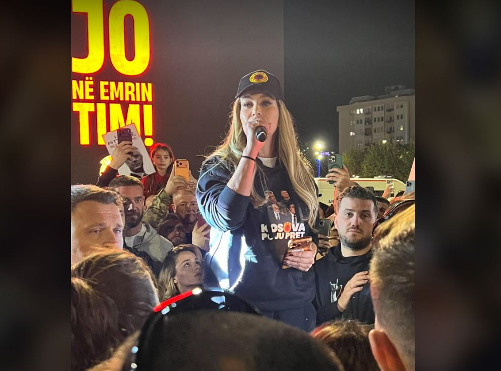  Jo në emrin tonë    Leonora Jakupi me fjalim të fuqishëm nga sheshi