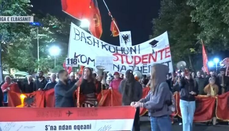 “Ju erdhi fundi!”- Revolta qytetare në ditën e 118-të, protestuesit sfidojnë shiun dhe marshojnë nëpër Tiranë: Pa rini nuk ka Shqipëri! Anuloni ligjet