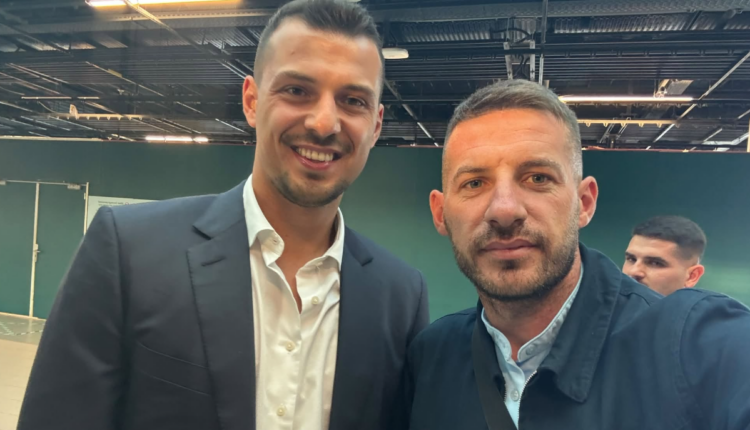 Djali i Thaçit i buzëqeshur niset drejt Kosovës pas verdiktit të Hagës