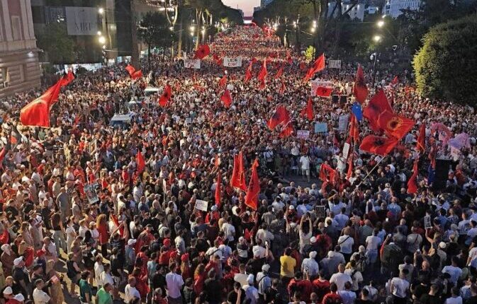 96 ditë revoltë/ Protestuesit sërish në shesh, paralajmërohet përshkallëzim deri në “rrethimin” e Kryeministrisë: Rama jep dorëheqjen