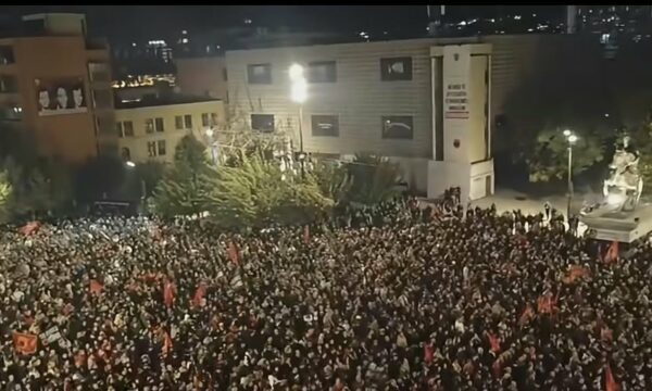 Protesta e qytetarëve  kërkesë Kryesisë së Kuvendit  Futeni nesër në rend të ditës ligjin për Dhomat e Specializuara