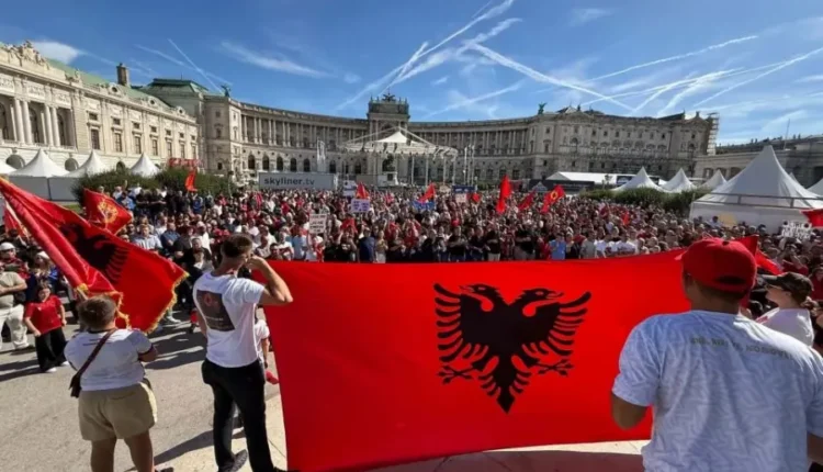 Protestë në Vjenë kundër aktgjykimit të Speciales: “Jo në emrin tim”